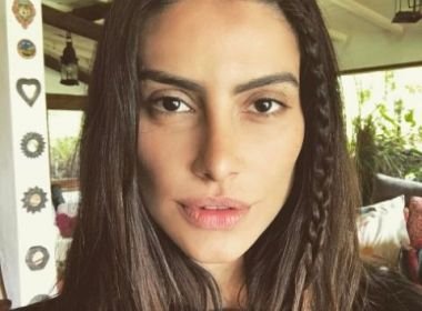 Divulgação Cléo Pires Sentada mexendo no cabelo.