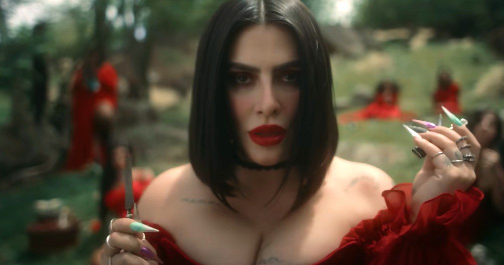 Cleo Pires em frame de videoclipe de sua música 'Queima'