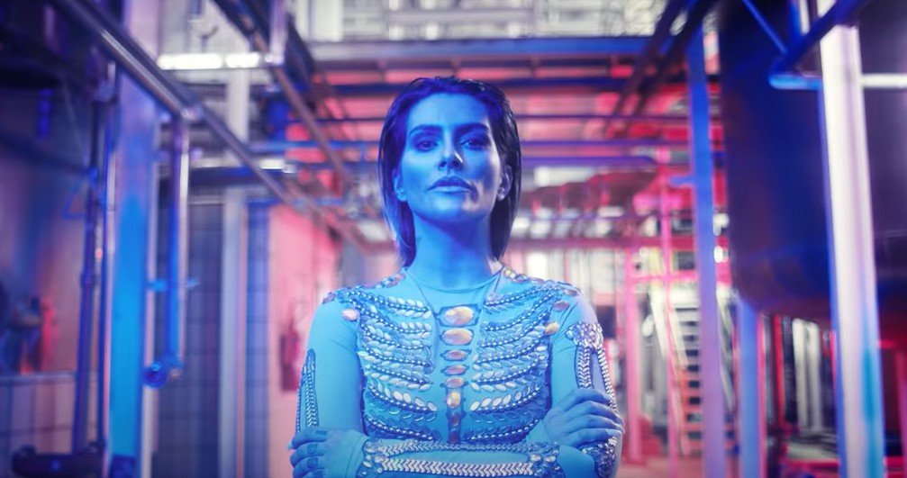 Cleo Pires em frame de videoclipe de sua música 'BANDIDA'