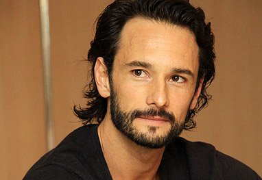 Rodrigo Santoro olhando levemente para o lado em sessão de fotos.