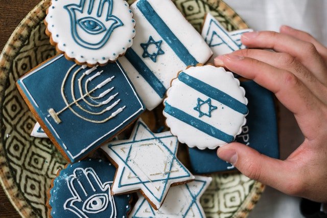 Biscoitos decorados com símbolos representantes da religião judaica como a estrela de Davi, a bandeira de Israel, a menorá, entre outros.
