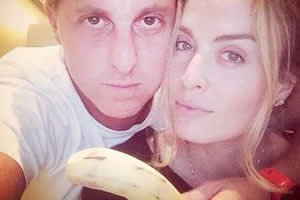 Luciano Hulk e Angélica em foto com banana para apoiar a campanha #somostodosmacacos