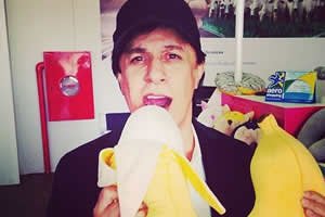 Tom Cavalcante posa com banana de pelúcia na mão em apoio à campanha #somostodosmacacos