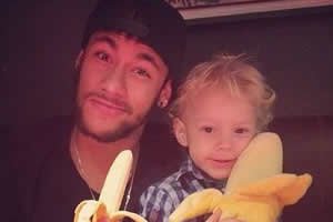 Neymar segurando banana com seu filho Davi Lucca com banana de pelúcia em apoio à campanha #somostodosmacacos