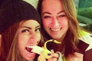 Rafaella, irmã de Neymar, em selfie com amiga com banana na boca em apoio à campanha #somostodosmacacos