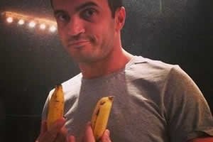 Jogardo Falcão em foto com bananas em apoio à campanha #somostodosmacacos