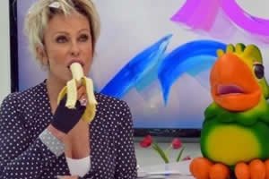 Ana Maria Braga e Louro José em programa 'Mais você' com Ana Maria comendo banana.