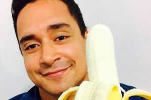 Xandy, vocalista do Harmonia do Samba em selfie com banana na mão.
