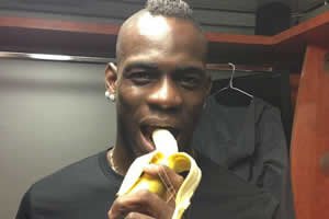 Jogador Mário Balotelli comendo banana em apoio à campanha #somostodosmacacos