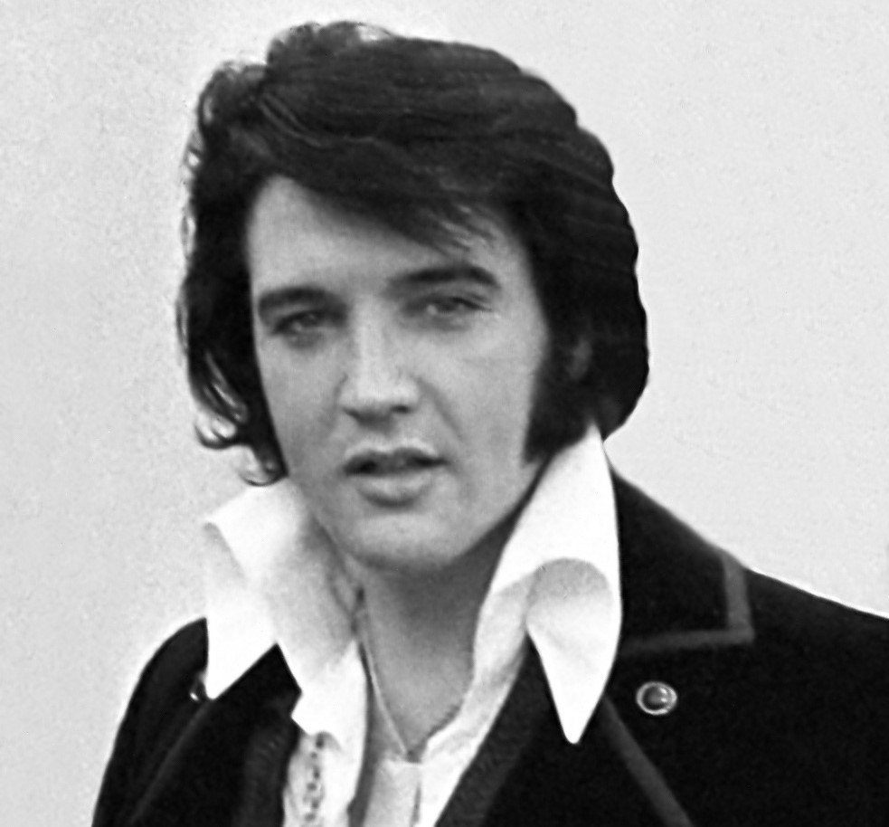 Elvis Presley em foto preta e branca