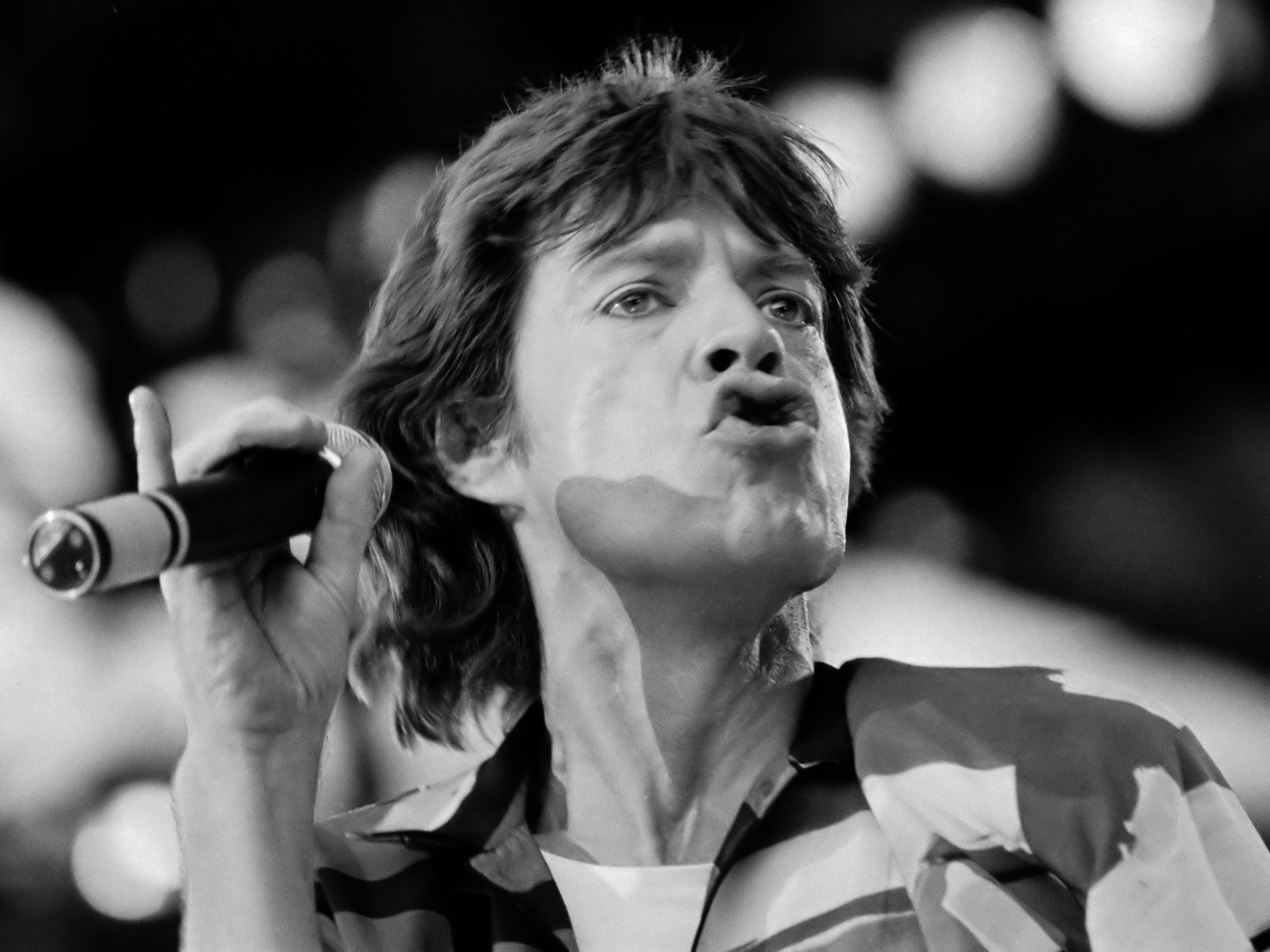 Mick Jagger em show fazendo careta em foto preta e branca