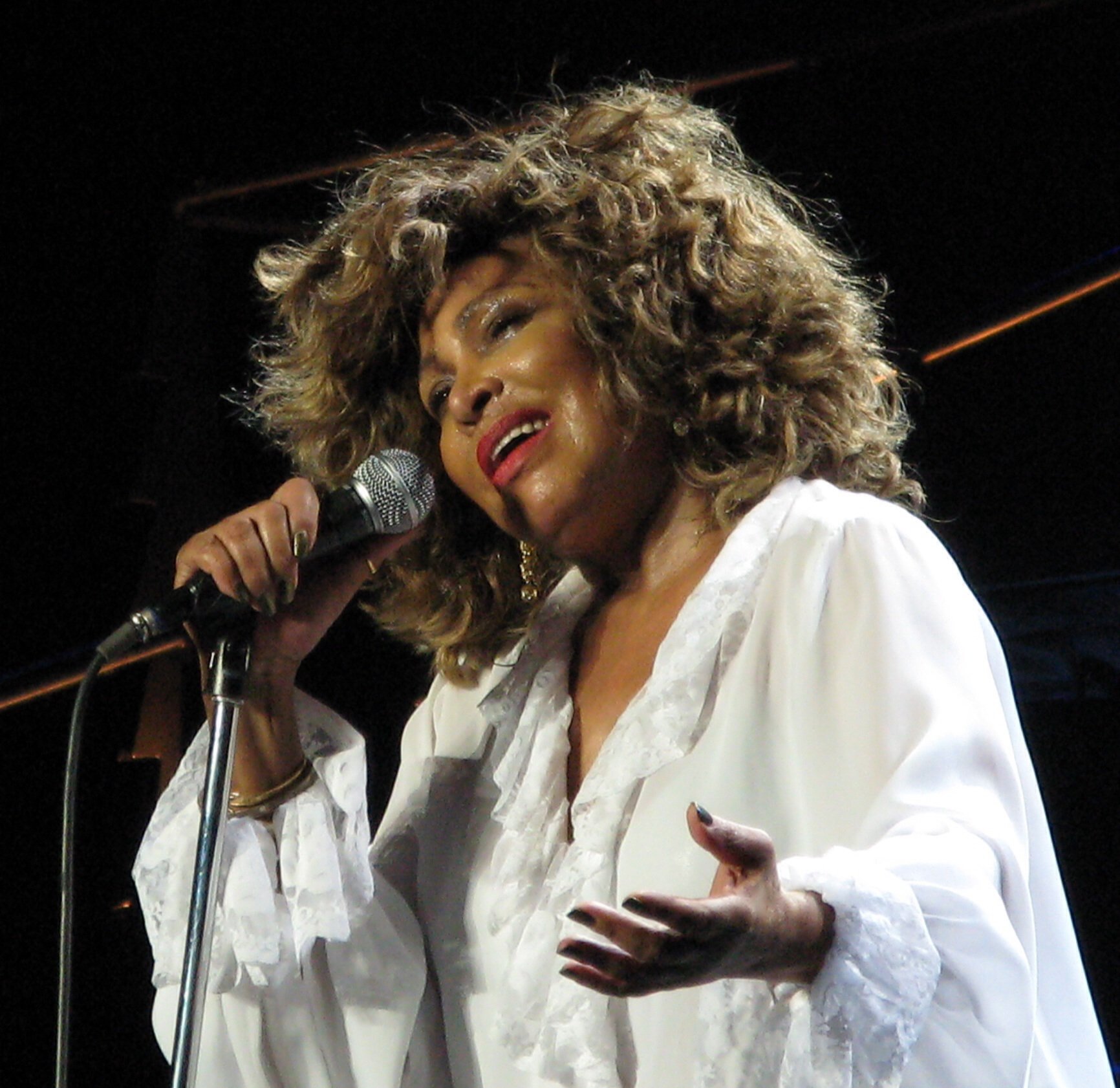 Tina Turner cantando em apresentação de show
