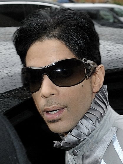 Prince visto de perto usando óculos de sol