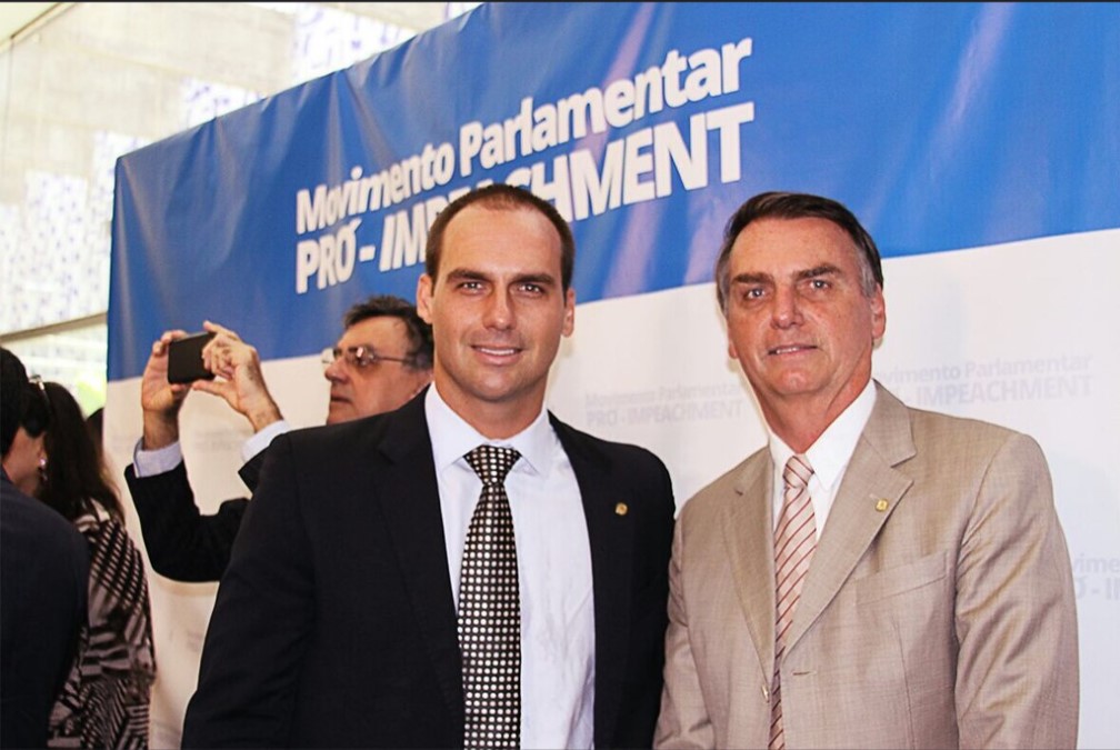 Bolsonaro e acompanhante político em movimento Pró-Impeachment