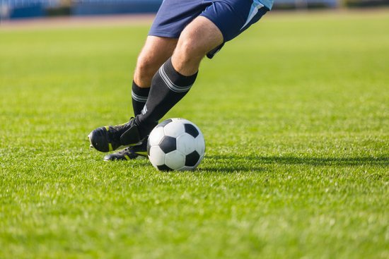 Jogador de futebol jogando no campo