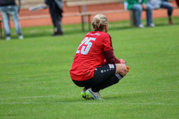 Plant_Fox/Pixabay Jogadora de futebol agachada no campo