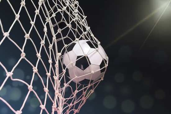 Filipfoto/Canva Bola de futebol na rede da trave