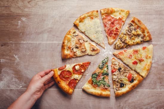 Canva/ AniDimi Pessoa pegando pedaço de pizza