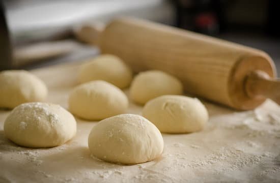 Massas de pizzas uma ao lado da outra