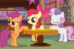 Personagens do desenho My Little Pony com patas apoiadas sobre mesa