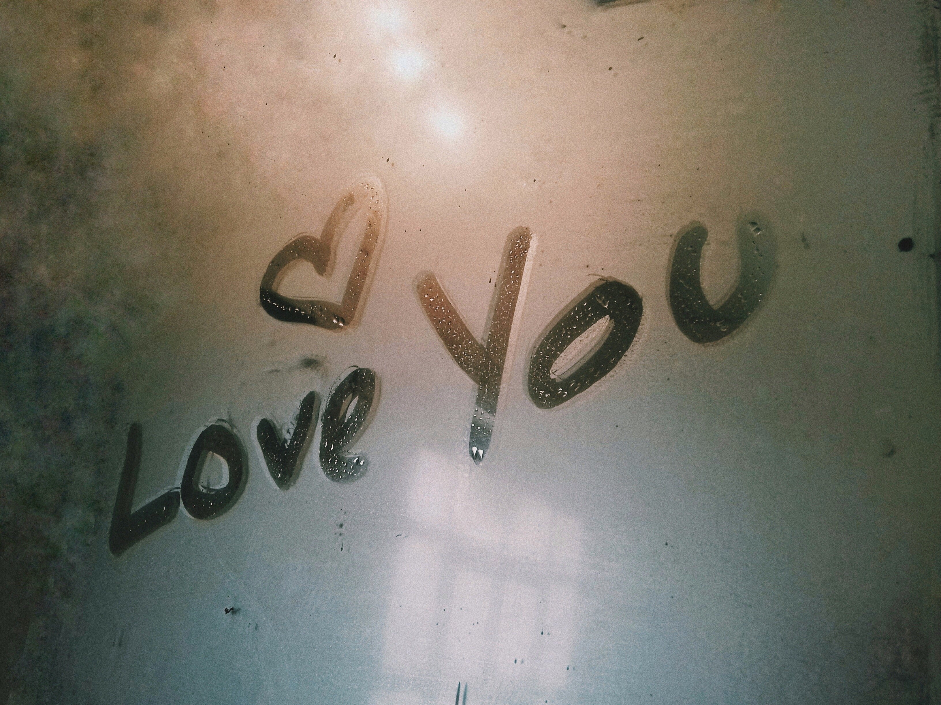 Vidro embaçado escrito 'eu te amo' em inglês