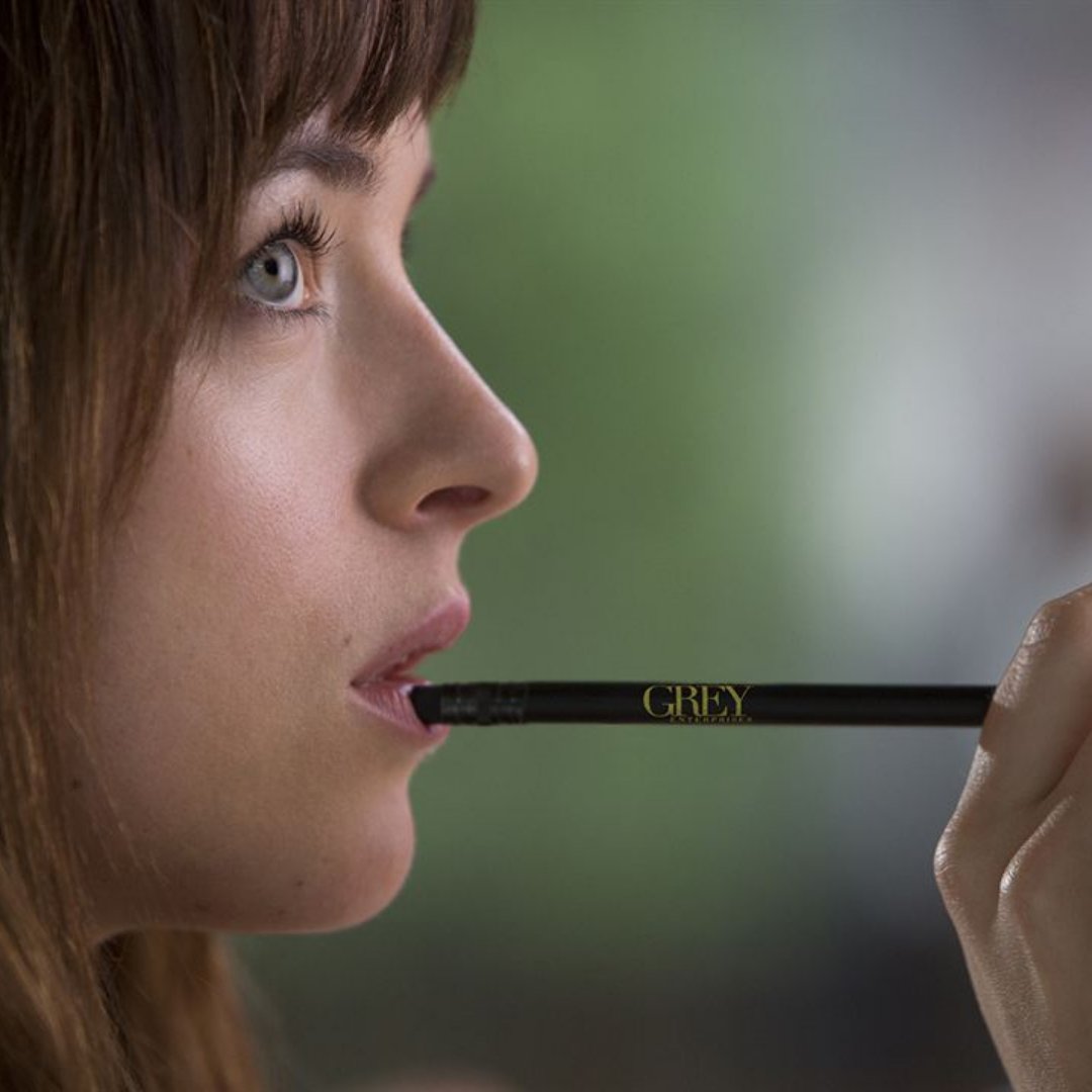 Foto da atriz Dakota Johnson mordendo os lábios.