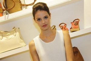Laura Neiva em loja de sapatos