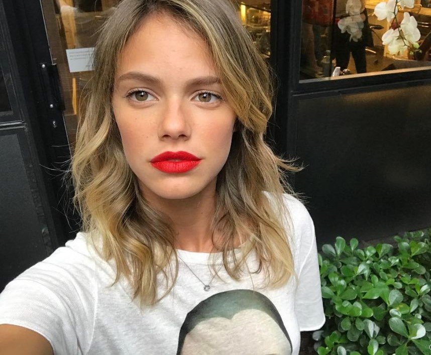 Selfie de atriz Laura Neiva postada em seu Instagram