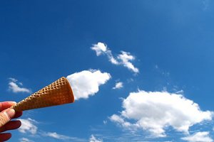 Casquinha de sorvete apontada para nuvem