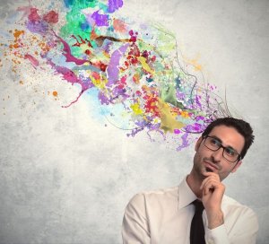 Nuvem colorida saindo de cabeça de homem