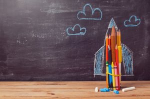 Foguete feito de materiais escolares