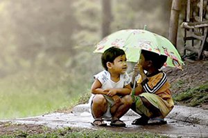 Crianças dividindo guarda-chuva