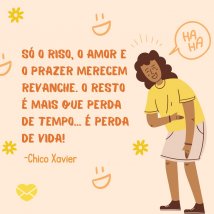 Pai beijando rosto de filho bebê sorrindo