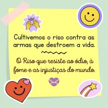 Mulher com guarda-chuva tomando chuva sorrindo