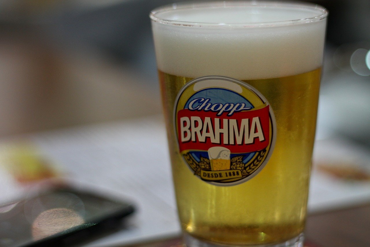 Copo de cerveja com o logo da marca BRAHMA