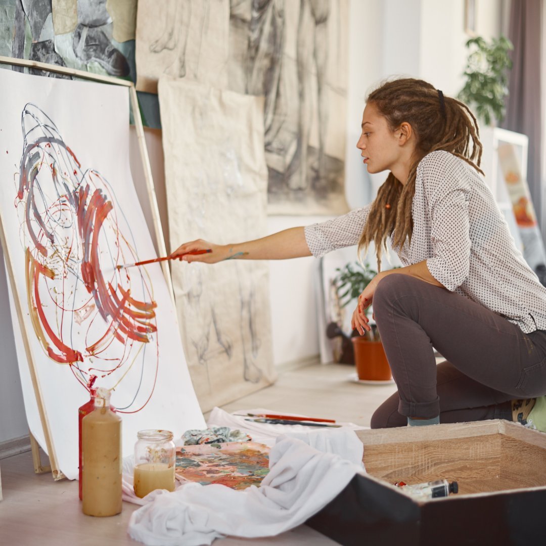 Foto de uma mulher pintando um quadro