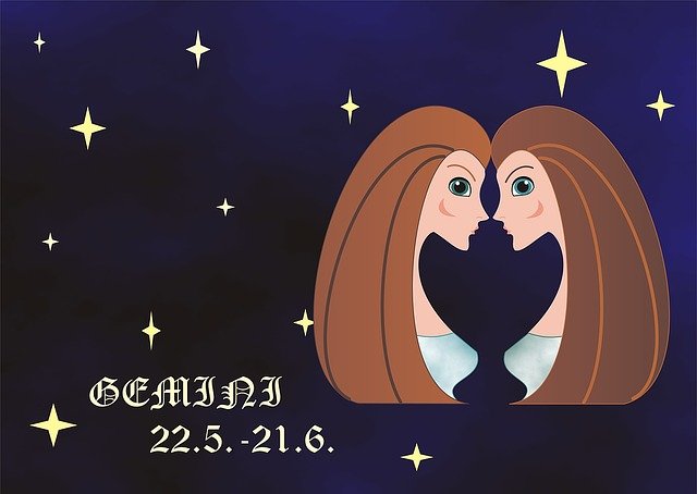 Ilustração de signo de gêmeos com mulheres se olhando e estrelas com escrito 'Gemini 22.5 - 21.6'