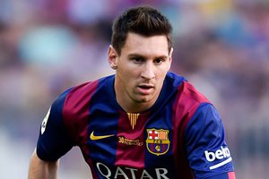 Lionel Messi correndo em campo
