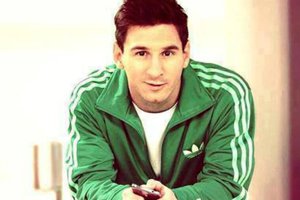 Lionel Messi com agasalho verde da Adidas