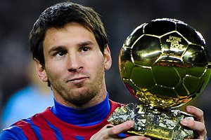 Lionel Messi segurando troféu Bola de Ouro