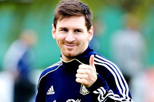 Lionel Messi com dedo polegar erguido e sorrindo