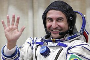 O astronauta Marcos Pontes em uniforme de trabalho.