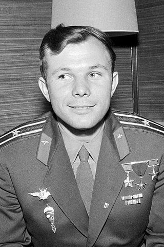Imagem do astronauta Yuri Gagarin em uniforme militar.
