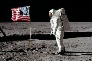 Astronauta andando na Lua, com a bandeira dos Estados Unidos fincada no solo.
