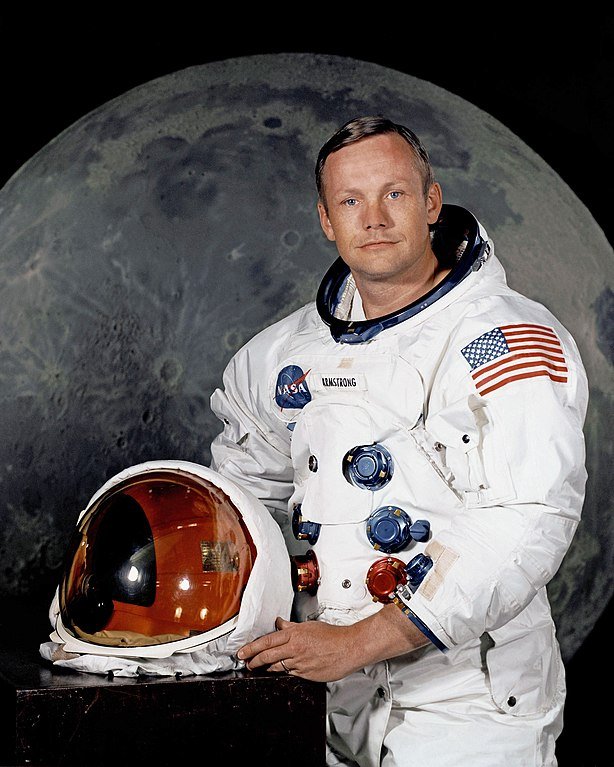O astronauta Neil Armstrong com seu uniforme em sua foto oficial para o lançamento da Apollo 11.