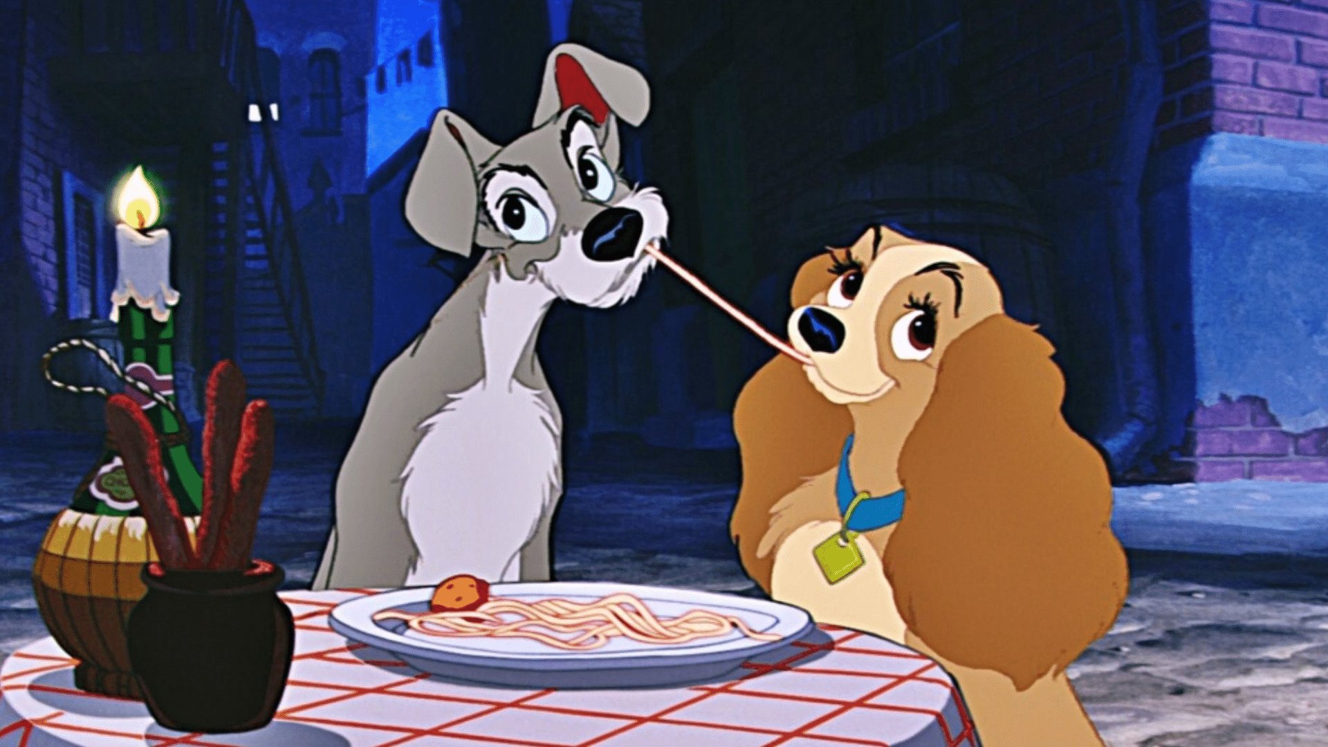 Dama e Vagabundo sentados em um restaurante comendo o mesmo fio de espaguete
