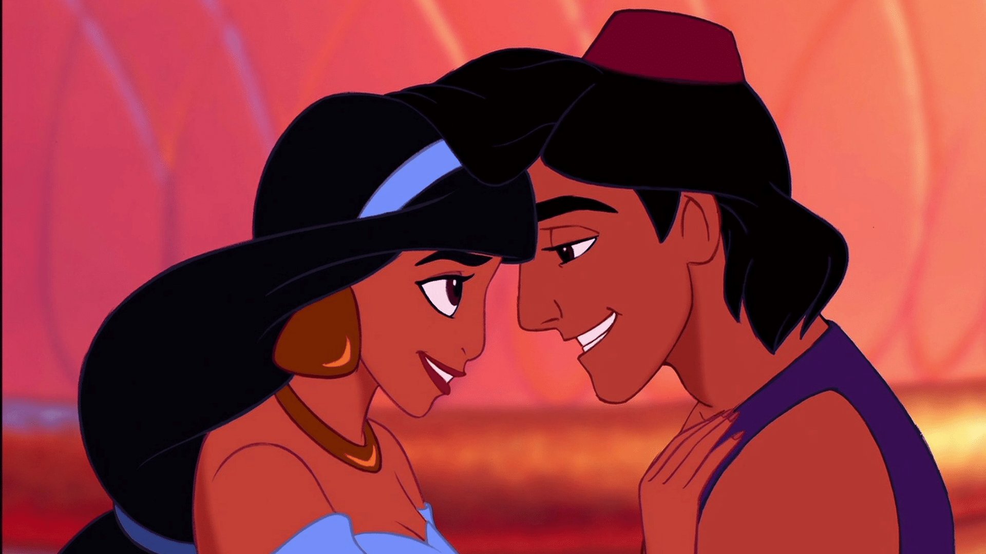Jasmine e Aladdin com as testas apoiadas olhando um para o outro e sorrindo
