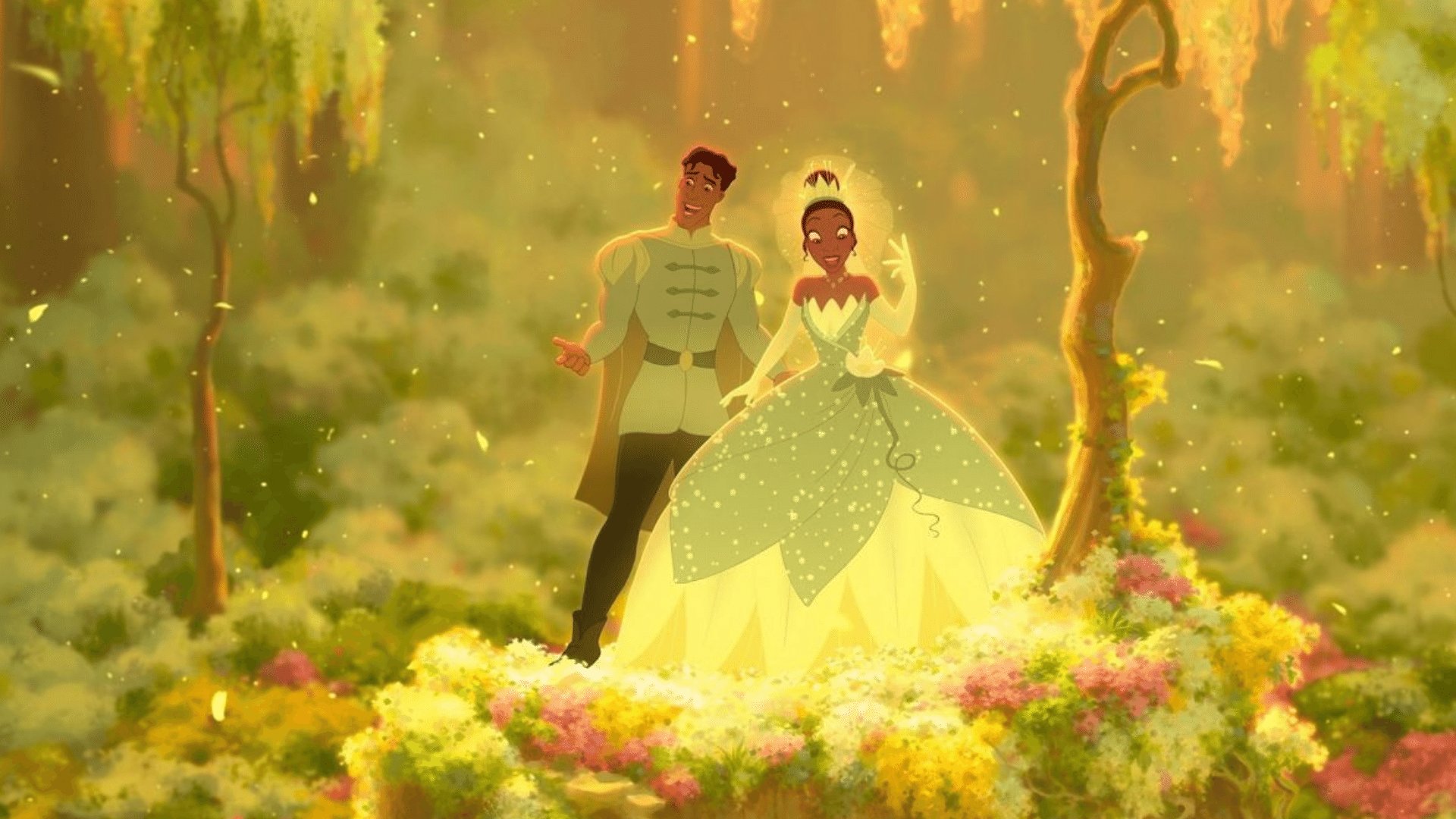 Tiana e Naveen um ao lado do outro sorrindo durante o casamento em meio a floresta