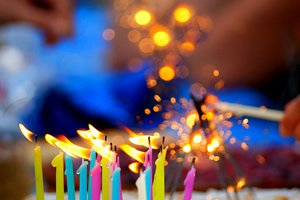 Divulgação na internet Velas de aniversário acesas.
