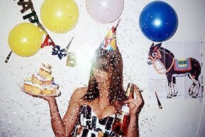 Divulgação na internet Mulher segurando bolo de aniversário, cercada opor balões e confetti.